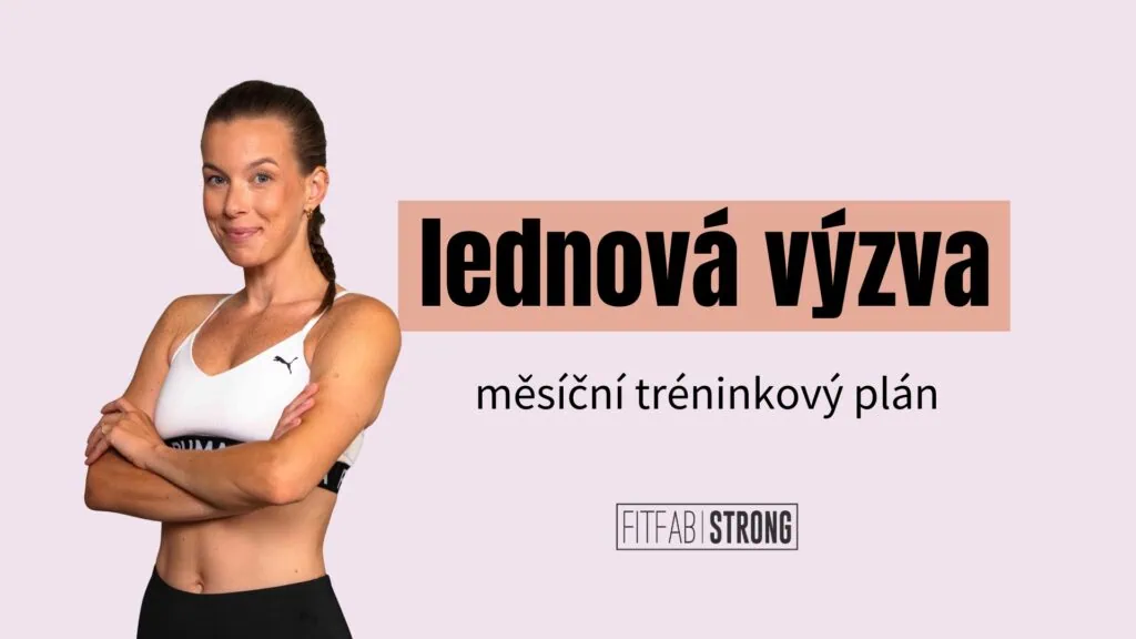 lednová výzva, měsíční tréninkový plán, žena s úsměvem a zkříženýma rukama v sportovním oblečení