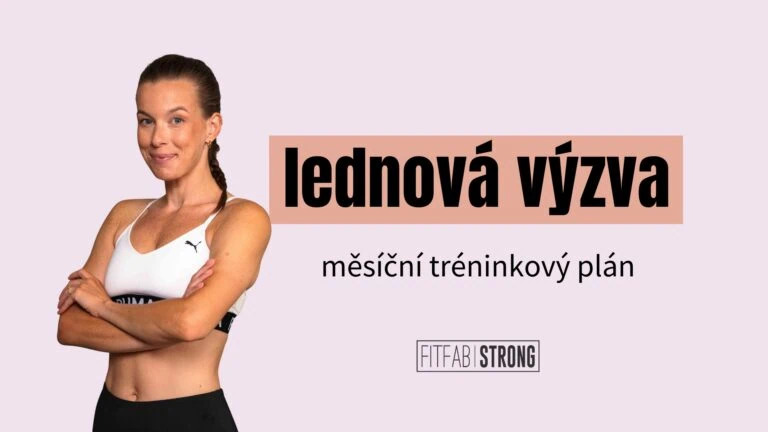 lednová výzva, měsíční tréninkový plán, žena s úsměvem a zkříženýma rukama v sportovním oblečení