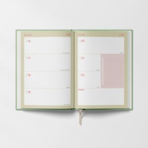 Plánovací diář na týden s daty a prostor pro úkoly a poznámky.