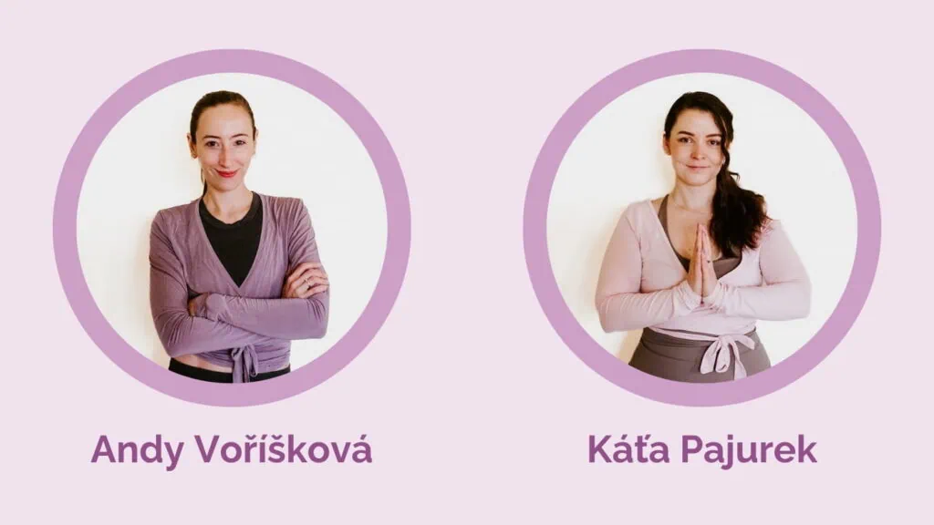 Dvě lektorky v růžových oblečeních, Andy Vořišková s rukama zkříženýma na hrudi a Káta Pajurek s pozicí modlitby.